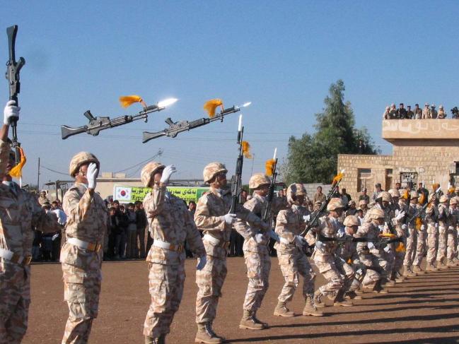자이툰부대의 성공적인 민사작전은 당시 이라크에 파병된 다국적군 23개국 부대에 훌륭한 귀감이 됐다. 사진은 자이툰부대 장병들이 다기능 민사작전 ‘그린엔젤’의 하나로 주민들에게 의장대 시범을 하는 모습.  국방일보 DB