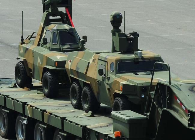 2013년 국군의날 행사에서 공개된 견마형로봇(국방무인로봇) B형과 C형. 국방일보DB