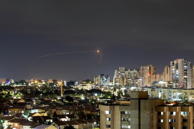 2011년 실전 배치된 이스라엘의 미사일 요격시스템 아이언돔도 최고의 국방 과학 인재 탈피오트들의 머릿속에서 나왔다. 사진은 아이언돔이 지난 9월 11일(현지시간) 가자지구에서 이스라엘을 향해 발사된 로켓을 요격하는 모습.  연합뉴스