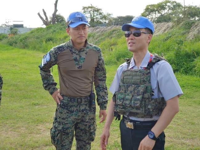 2019년 7월 남수단 한빛부대를 찾은 이경구(오른쪽) 육군준장이 장병들과 대화하고 있다. 