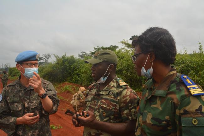 평화유지활동의 환경변화에 대응하기 위해 유엔은 평화유지군의 임무 능력 향상을 강조한다. 사진은 천경진(왼쪽) 육군중령이 지난 7월 카메룬군 파병부대를 방문해 의견을 나누는 모습.  사진 제공=천경진 육군중령