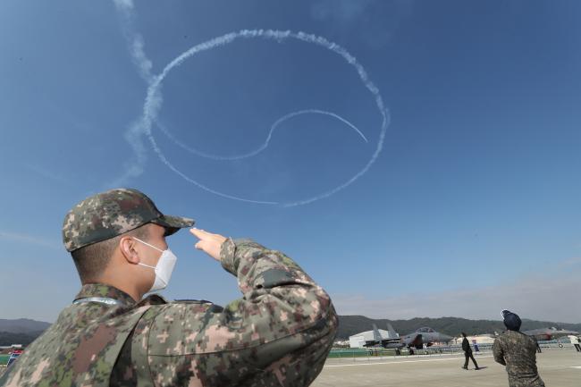 공군 특수비행팀 블랙이글스가 지난 18일 서울 ADEX 2021 시범비행(에어쇼) 도중 푸른 하늘에 태극기를 그리고 있다.