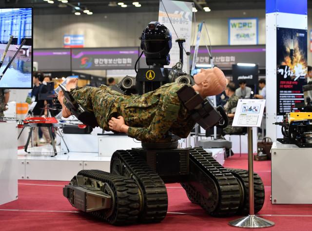 2018년 로보유니버스 엑스포에 마련된 육군관 전시를 통해 선보인 국방과학연구소의 구난로봇. 국방일보DB