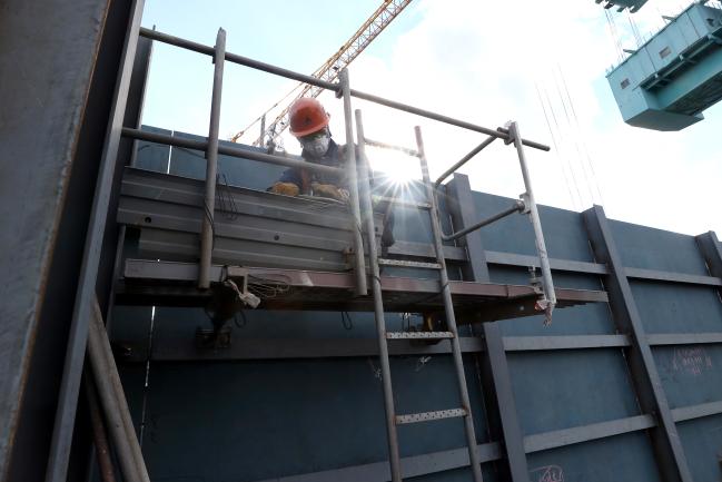 우리 해군의 새로운 ‘신의 방패’로 활약할 ‘광개토-Ⅲ Batch-Ⅱ 1번함’을 건조 중인 울산조선소 작업자의 모습.