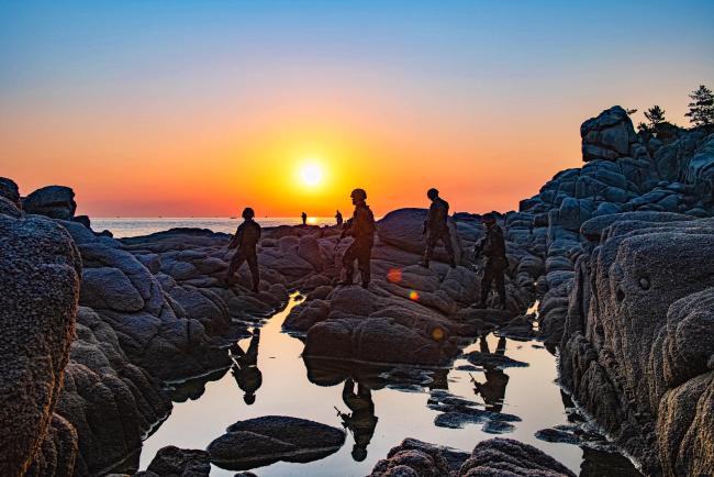 동해안 최북단을 지키는 육군22보병사단 장병들이 해안선 정밀정찰을 하고 있다.  