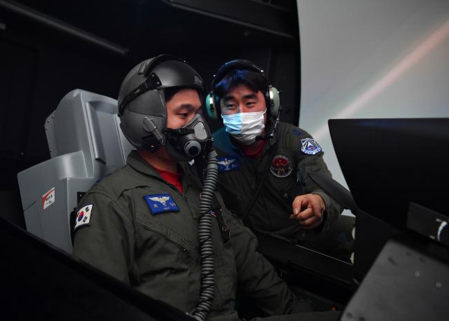 비상처치 및 전시 임무수행 경연대회에 참가한 공군38전투비행전대 전투조종사가 비상 상황 때 대응 능력을 평가받고 있다.  사진 제공=유영임 상사