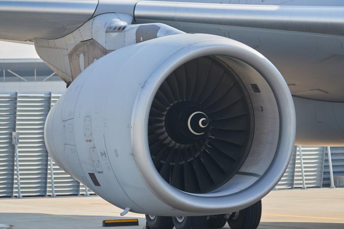 엔진

 항공기 추력을 발생 시키는 구성품으로, 2개의 롤스로이스 Trent-700이 장착돼 있으며, 각 엔진 당 추력은 71100lbs이다.