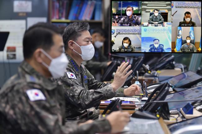 원인철(왼쪽 둘째) 합참의장이 27일 공군작전사령부 내 한국항공우주작전본부 전투지휘소에서 미사일 대응작전을 수행하는 작전지휘관들과 화상회의를 하고 있다. 합참 제공