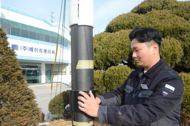김연덕 사원이 에이치케이씨 건물 앞에서 통신장비를 점검하고 있다.