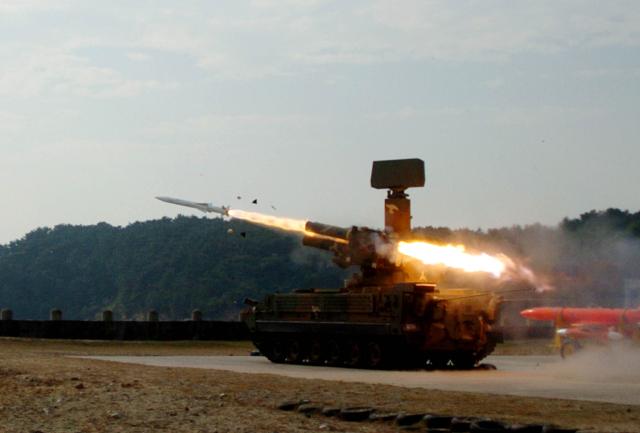 2004년 10월 서해안 대공사격장에서 실시된 전력화 이후 최초의 공개 천마 실사격훈련. 국방일보DB