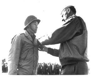 김영옥 중위의 놀라운 활약에 마크 클라크 미군 사령관이 은성무공훈장을 가슴에 달아 주고 있다.
