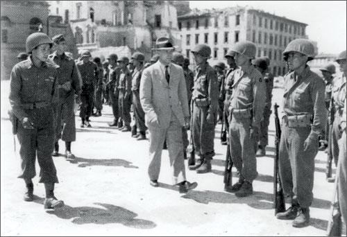 김영옥(맨 왼쪽) 대위가 1944년 전선 시찰을 위해 이탈리아를 방문한 미국 전쟁부(현재 육군부) 부장관의 의장대 사열을 인도하고 있다.