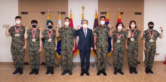 이종섭(가운데) 국방부 장관은 12일 오후 서울 용산구 육군회관에서 고공강하 세계군인선수권대회에 출전해 우수한 성적으로 국군의 위상을 드높인 육군특수전사령부 대표팀을 격려했다.  국방부 제공