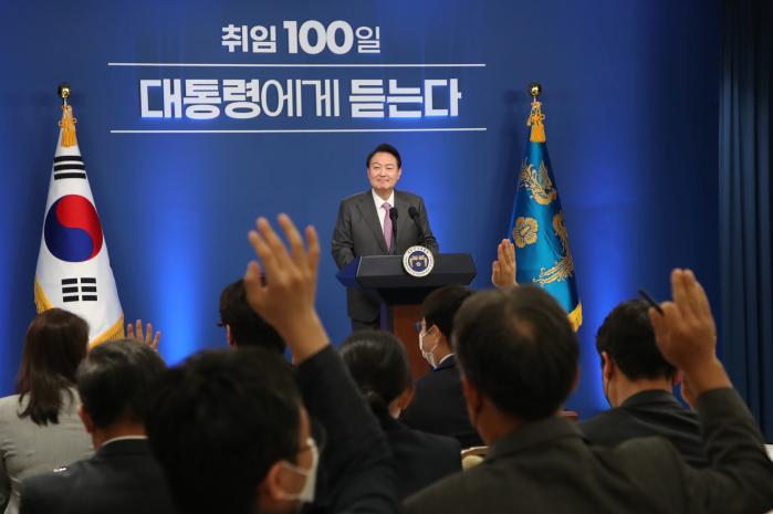 윤석열 대통령이 17일 서울 용산 대통령실 청사에서 열린 취임 100일 기자회견 ‘대통령에게 듣는다’에서 기자들의 질문을 받고 있다.  연합뉴스