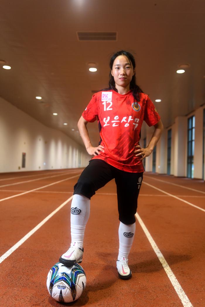 제13회 세계군인여자축구대회에서 최우수선수상을 받은 국군체육부대 여자축구팀 박예나 하사.