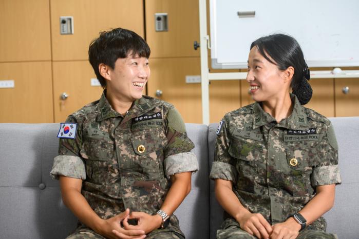 주장 권하늘(왼쪽) 상사와 박예나 하사가 서로를 격려하는 모습.