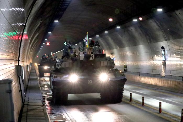 강원도 일대에서 펼쳐진 육군11기동사단 백호대대 궤도장비 장거리 기동훈련에서 K2 전차 행렬이 터널을 통과하고 있다.