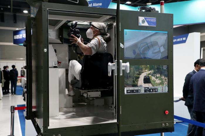 질 메랙 주한캐나다 국방무관이 가상현실 기반 시뮬레이터를 체험하고 있다.