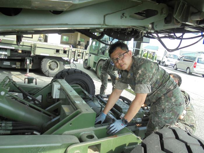 공군60수송전대 601종합수송지원대대 김경연 상사가 지상 장비를 정비하고 있다.  
