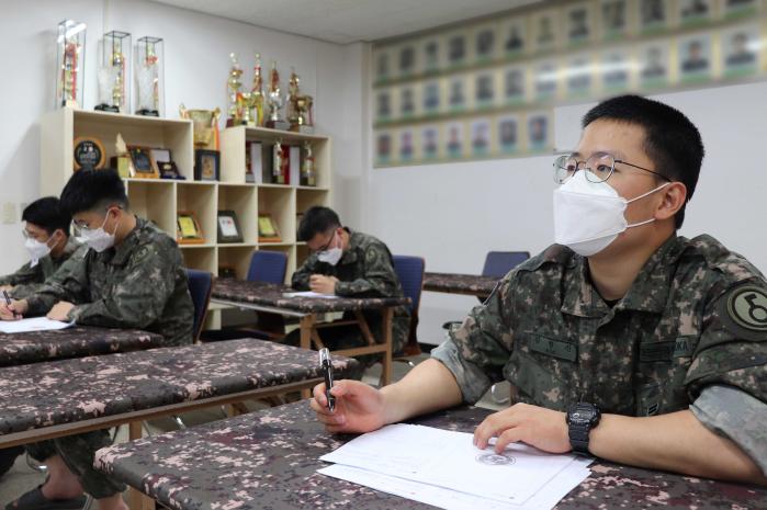 육군5보병사단 장병들이 성찬혁 병장의 수학 강좌 ‘성찬혁의 진수성찬’을 들으며 공부하고 있다.