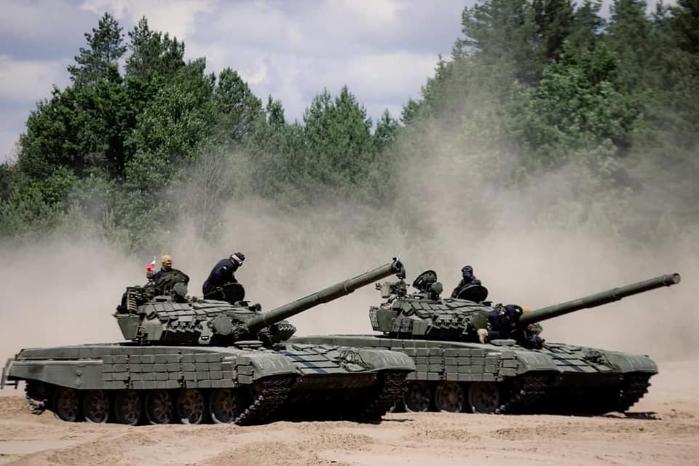자원자와 예비군들로 편성된 우크라이나 영토방위군(TDF)의 주요 임무 중 하나는 주변국에서 지원한 구소련제 무기를 능숙하게 다루는 것이다. 사진은 폴란드에서 지원한 T-72 계열 전차를 다루는 TDF 모습. 출처=우크라이나군 합동군 페이스북 계정