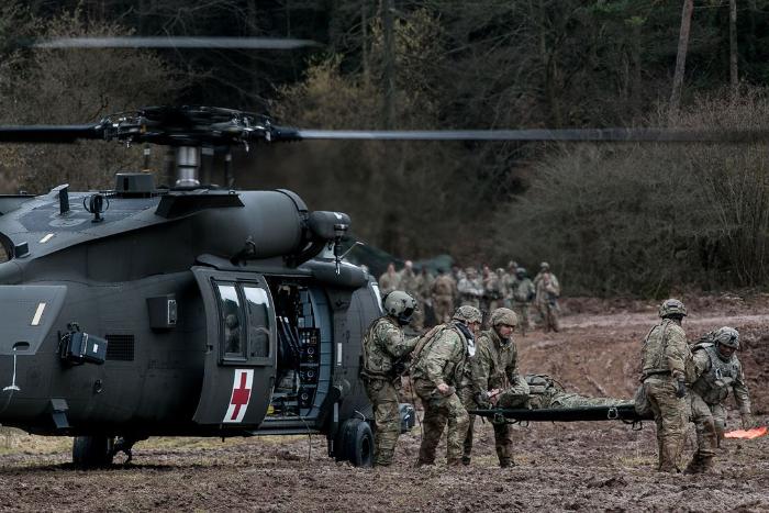 UH-60P 의무후송헬기로 부상병 후송훈련 중인 미 육군. 우크라이나-러시아 전쟁을 통해 장병의 생존이 중요한 문제로 부각되면서 군진의료체계의 중요성 역시 새롭게 강조되고 있다. 출처=미 국방부 홈페이지  
