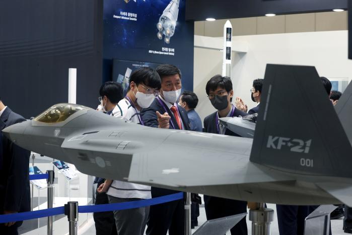 경기 고양시 일산 킨텍스에서 열린 ‘대한민국방위산업전’ 한국항공우주산업(KAI) 홍보 부스에 KF-21 전투기 모형이 전시돼 있다.