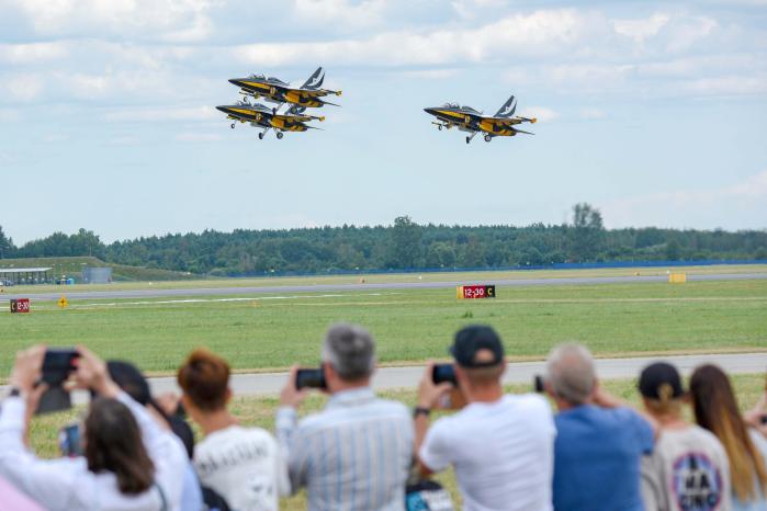 공군 블랙이글스가 지난 7월 27일 폴란드 뎅블린 공군기지에서 에어쇼를 위해 이륙하고 있다.  공군 제공