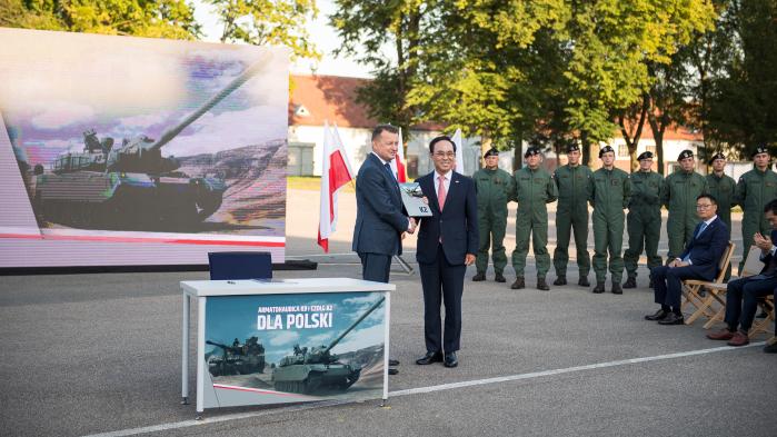 마리우시 브와슈차크(앞줄 왼쪽) 폴란드 국방장관과 이용배 현대로템 사장이 지난달 26일(현지시간) 폴란드 모롱그에서 K2 전차 수출계약을 체결한 뒤 사진을 찍고 있다.  방사청 제공 