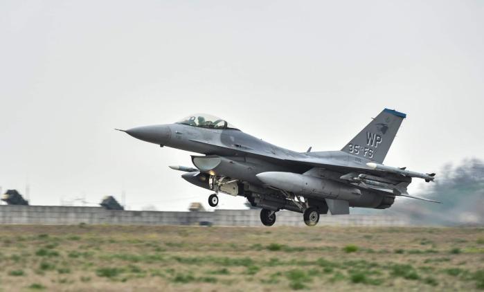 미 7공군 F-16 전투기가 출격하고 있다.  미 7공군 제공