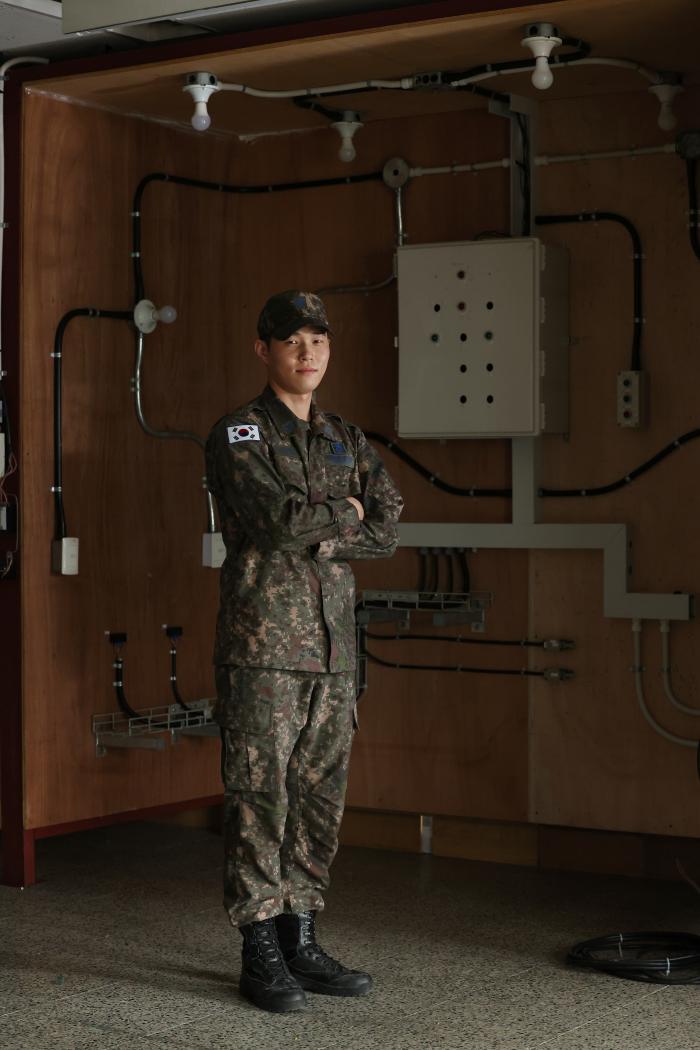 지난 6일 성남테크노과학고등학교 전기제어실습실을 찾아 기능대회 준비를 돕고 있는 공군7293부대 신성현 중사. 
