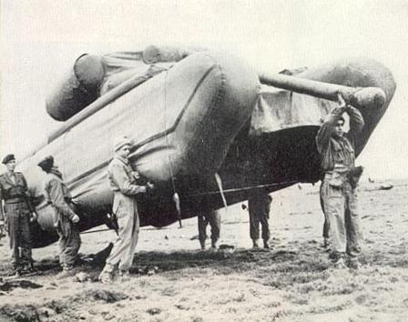 가짜 무기는 나름 오랜 역사와 전통을 갖고 있다. 사진은 제2차 세계대전 당시 독일군을 속이기 위해 연합군이 활용한 풍선 전차. 출처=위키미디어 홈페이지