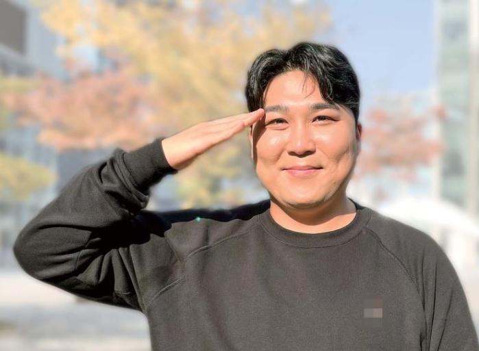 tvN ‘코미디빅리그’에 출연 중인 개그맨 박경호 씨가 국방일보와 인터뷰를 마친 뒤 경례 포즈를 하고 있다.