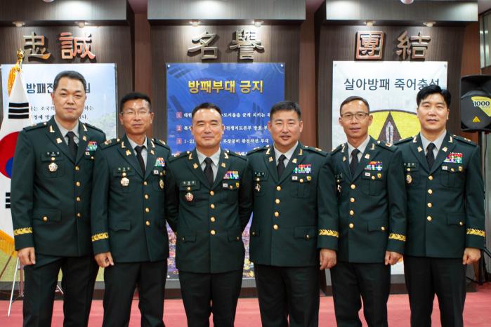 지난 8월 열린 근속 30주년 기념 행사에 참석한 이기연·유재호·백승철·전경수(왼쪽부터) 원사.
  부대 제공