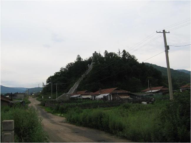 멀리 보이는 언덕 위의 청산리대첩비와 조선족 마을.