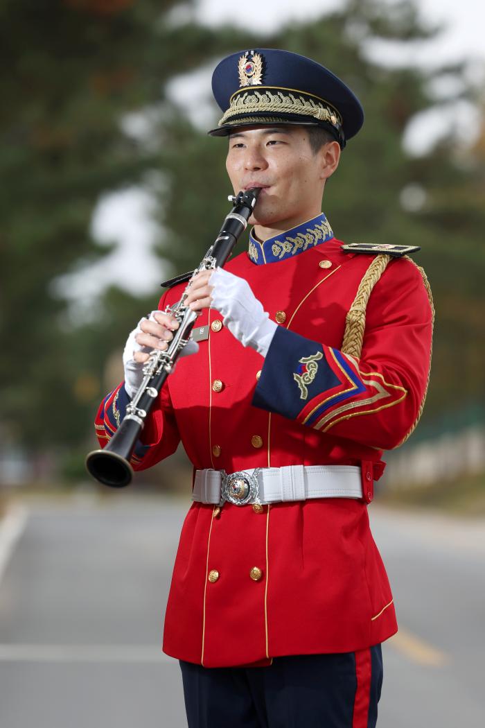 육군22보병사단 군악대 양악병 김동원 병장이 클라리넷을 연주하고 있다.