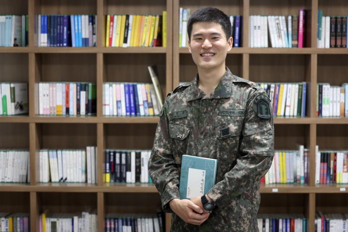 군 복무 중 책으로 인생이 바뀐 김 병장이 도서관에서 『목민심서』를 들어 보이고 있다.