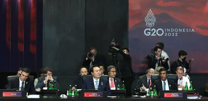 윤석열 대통령이 15일(현지시간) 인도네시아 발리 캠핀스키호텔에서 열린 주요 20개국(G20) 정상회의 첫 번째 세션(식량·에너지·안보)에 참석하고 있다. 연합뉴스