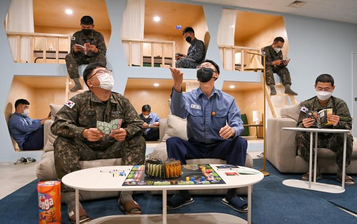 해군3함대 장병들이 VR 문화관에서 여가를 보내고 있다.  사진 제공=정윤화 하사