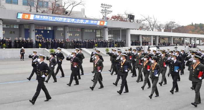 28일 열린 133기 해군·해병대 사관후보생(OCS) 임관식에서 신임장교들이 분열하고 있다. 