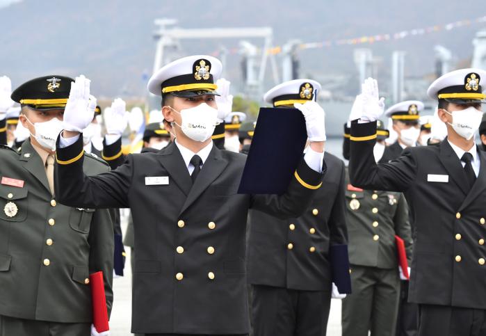 28일 열린 133기 해군·해병대 사관후보생(OCS) 임관식에서 신임 장교들이 임관 선서를 하고 있다. 