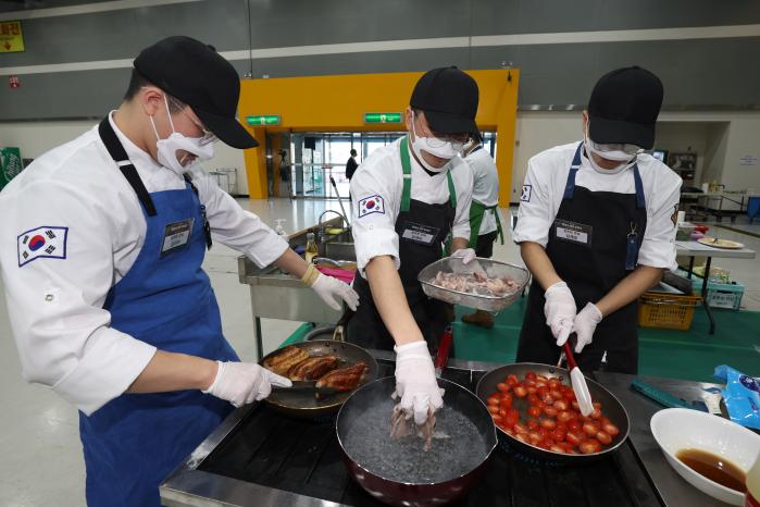 국군춘천병원 ‘잘못된 만남’ 팀 장병들이 요리하는 모습.