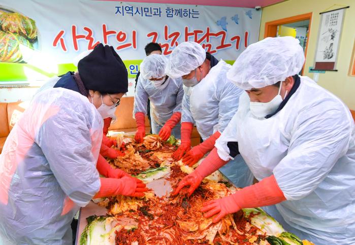 해군2함대 무기지원대대 장병들이 1일 경기도 평택시에 있는 노인요양원에서 지역 자원봉사자들과 김장을 하고 있다.  부대 제공