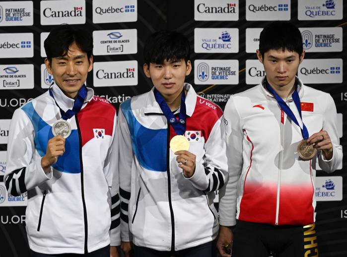 정재원(가운데)과 이승훈(왼쪽)이 각각 금메달과 은메달을 들어보이고 있다.  연합뉴스