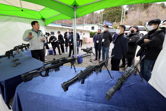국방부 출입기자단이 지난달 30일 부산시 기장군 SNT모티브에서 ‘K시리즈’ 총기 설명을 듣고 있다. 