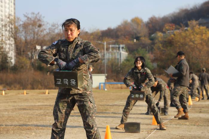 문미림 중위가 육군사관학교 22-2기 전투체력지도사 자격 평가에서 탄통 프론트 레이즈를 하고 있다. 육사 제공 