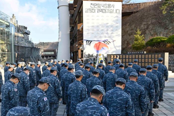 7일 해군2함대사령부를 찾은 신형 호위함 천안함(FFG-II) 인수요원들이 천안함 기념관에서 참배하고 있다. 사진 제공=홍석진 중사