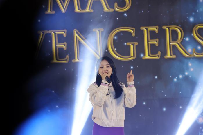 가수 백아연이 ‘미리 메리크리스마스’를 열창하고 있다.
