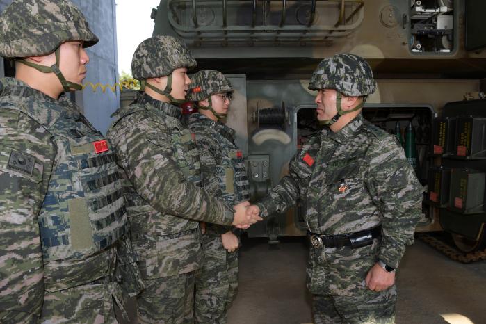 취임 후 첫 공식 일정으로 서북도서를 방문한 김계환(오른쪽) 해병대사령관이 장병들을 격려하고 있다.  해병대 제공