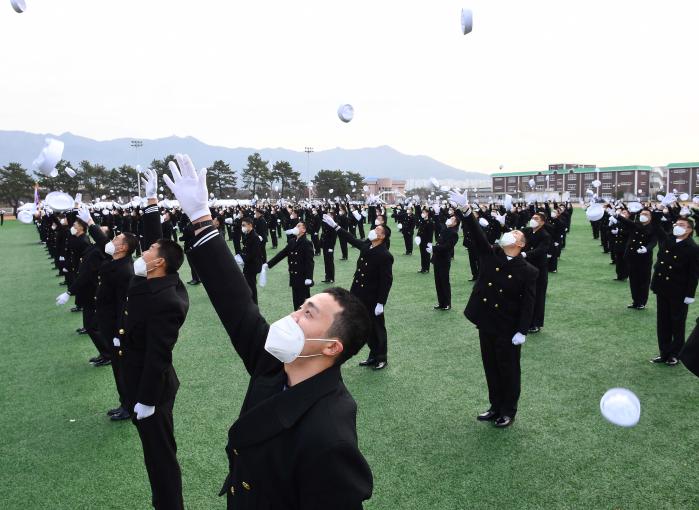 지난 9일 열린 해군병 687기 수료식에서 해군병들이 정모를 하늘 높이 던지며 자축하고 있다.  부대 제공